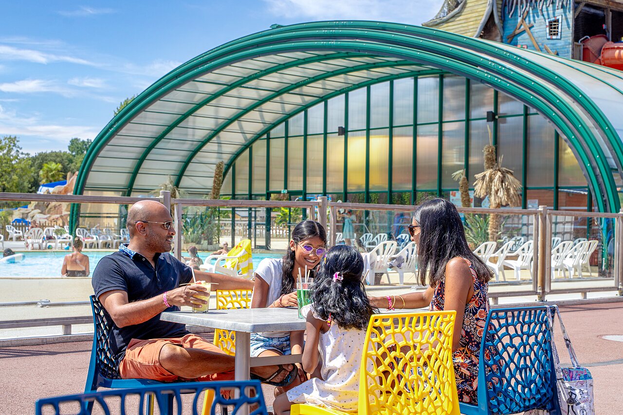 Parc aquatique couvert avec toboggans et piscine au camping CAPFUN Zagarella � LONGEVILLE SUR MER (85).