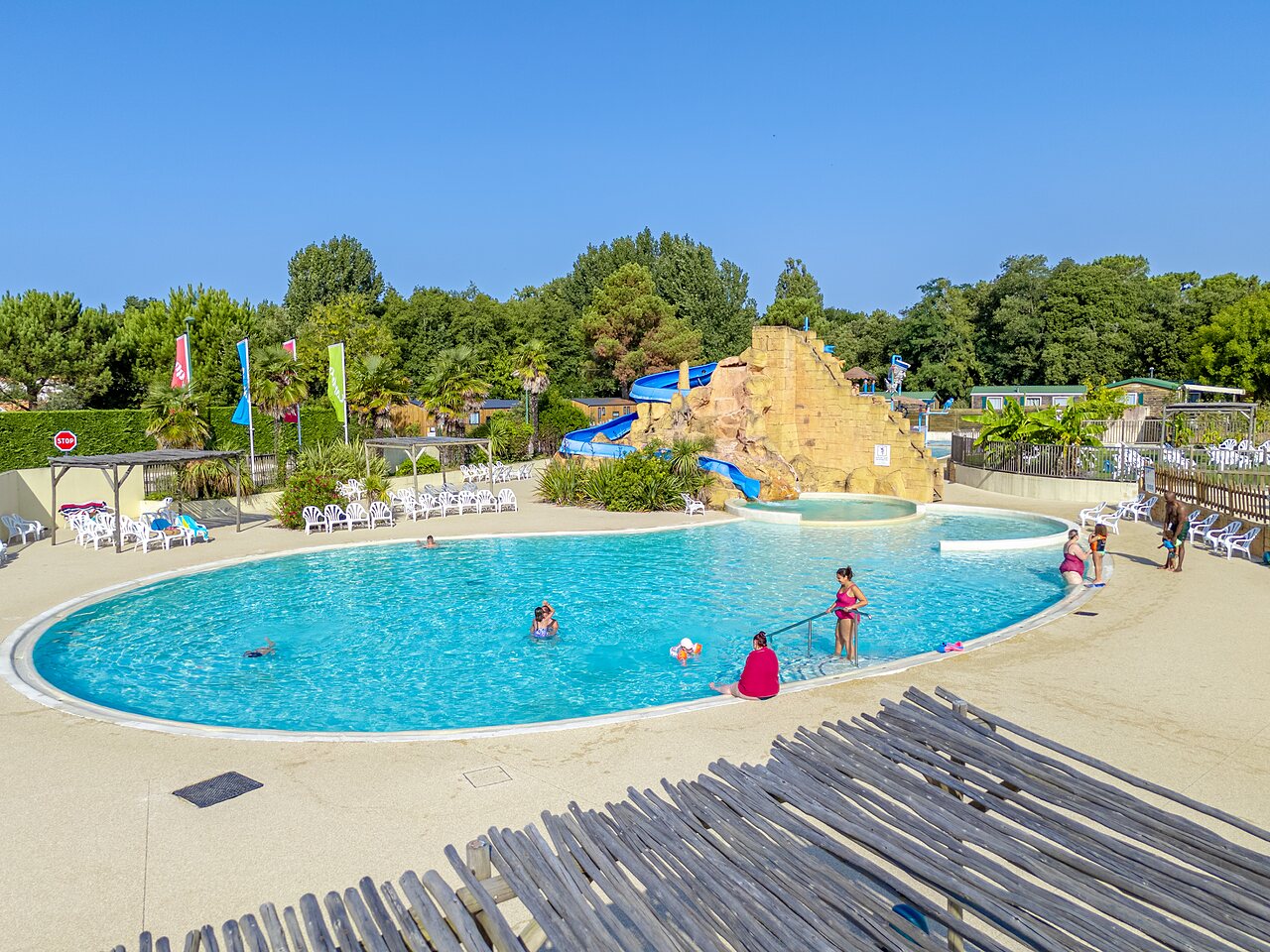 Piscine couverte, toboggans color�s, jeux aquatiques, CAPFUN Zagarella, LONGEVILLE SUR MER (85).
