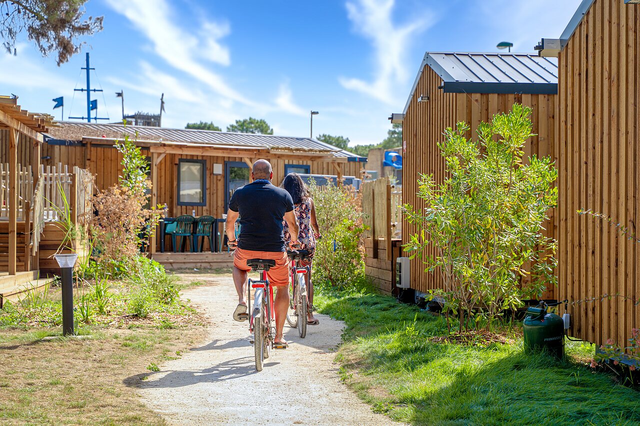 Balan�oires et enfants joyeux sur l'aire de jeux au camping CAPFUN Zagarella � LONGEVILLE SUR MER (85).