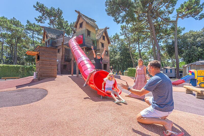 Jeu Carabouille - Toboggan g�ant et aire de jeux pour enfants au camping CAPFUN Zephir � Les Mathes La Palmyre.