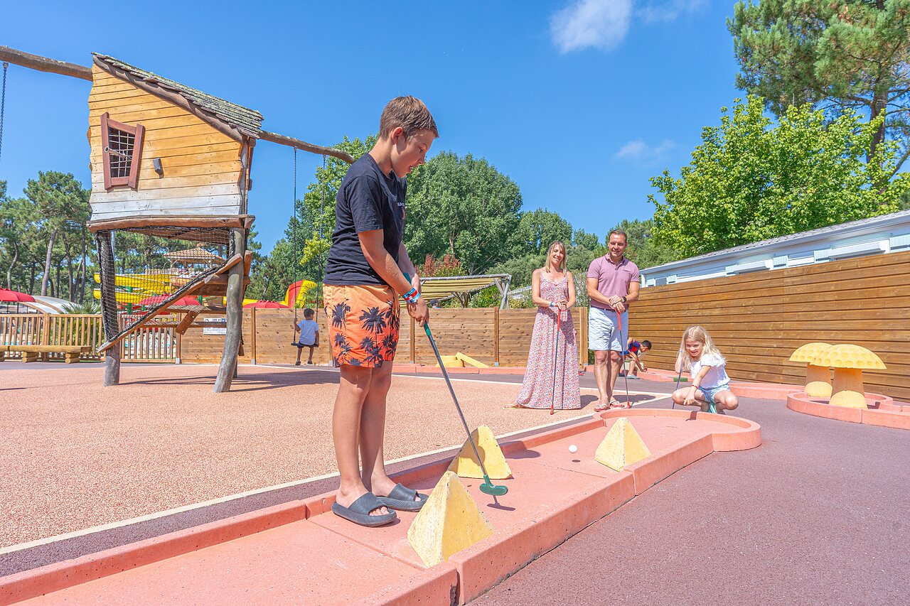 Mini-golf familial et aire de jeux au camping CAPFUN Zephir � Les Mathes.