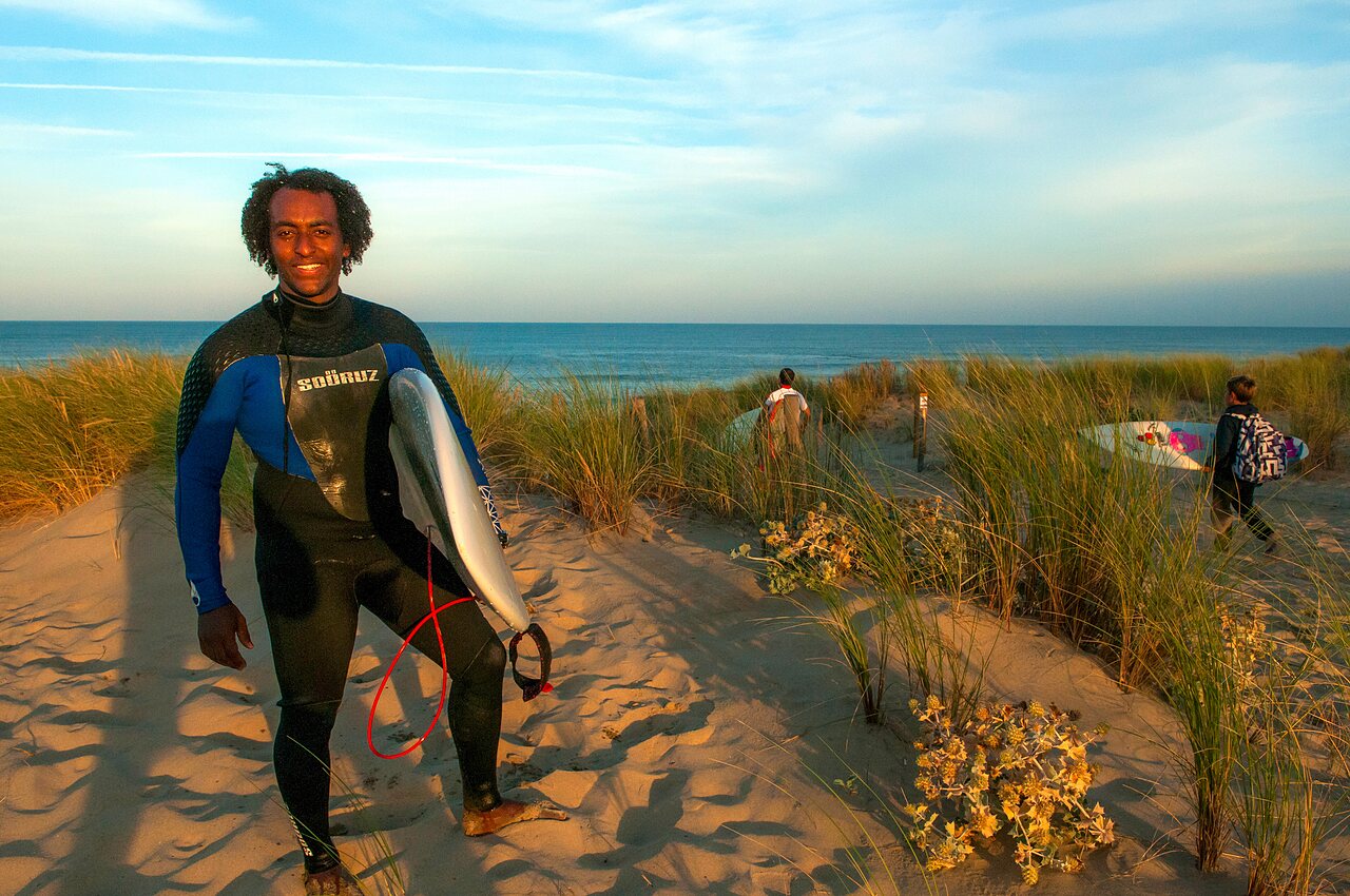 Surfeur avec planche de surf sur la plage, CAPFUN Zephir, Les Mathes.