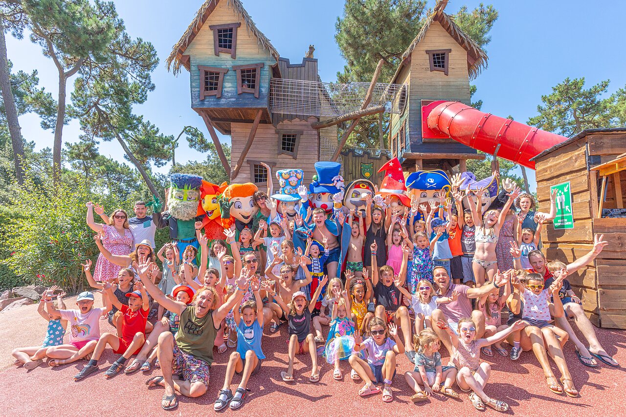 Mascottes et enfants joyeux devant les cabanes dans les arbres au camping CAPFUN Zephir � Les Mathes La Palmyre (17).