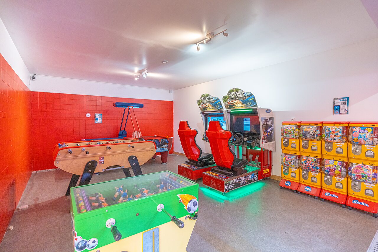 Salle de jeux, baby-foot, billard, bornes d'arcade au camping CAPFUN Zephir � Les Mathes La Palmyre (17).