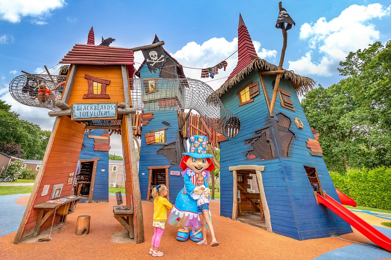 Aire de jeux pirate avec toboggan et mascotte au camping CAPFUN Zeumersehof � Voorthuizen.