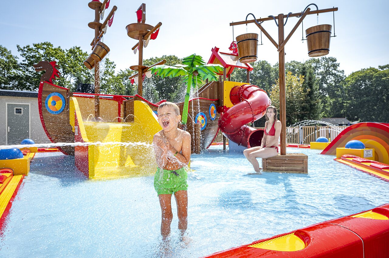 Aire de jeux aquatique th�me bateau pirate avec toboggans au camping CAPFUN Zeumersehof � Voorthuizen.