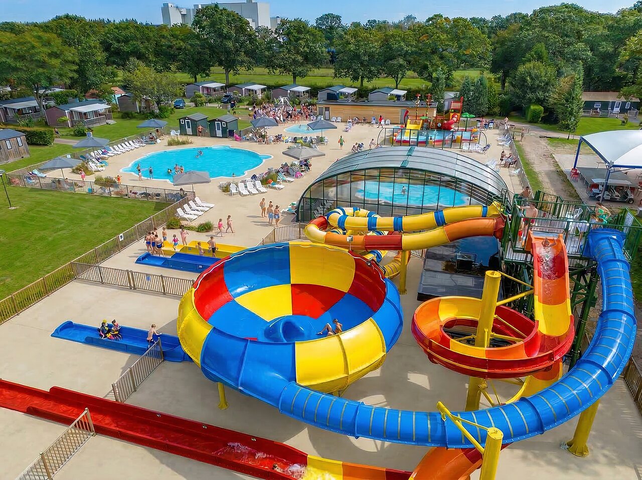 Toboggans g�ants, piscine ext�rieure et couverte au camping CAPFUN Zeumersehof � Voorthuizen.