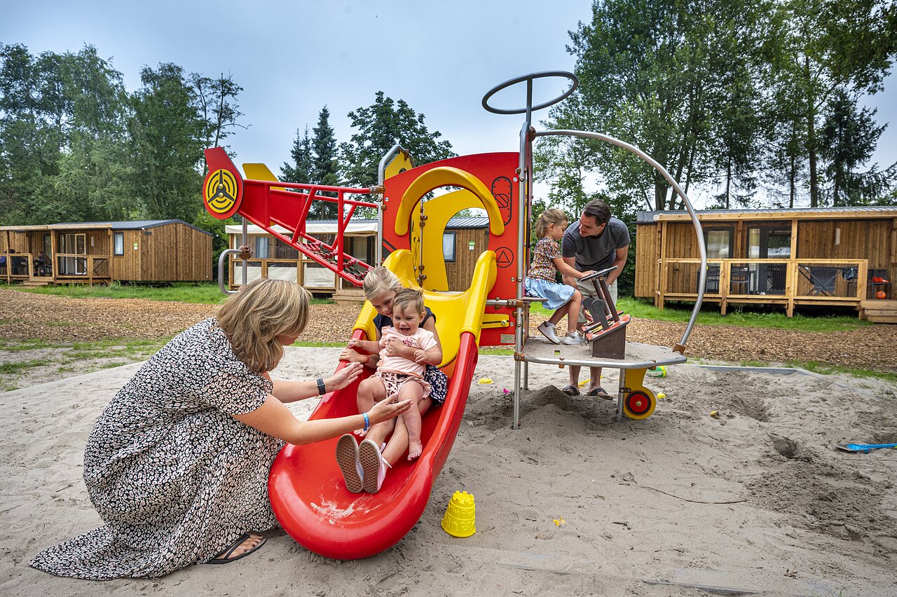 Toboggan, enfants jouant, Mobil-homes au camping CAPFUN Zeumersehof � Voorthuizen.