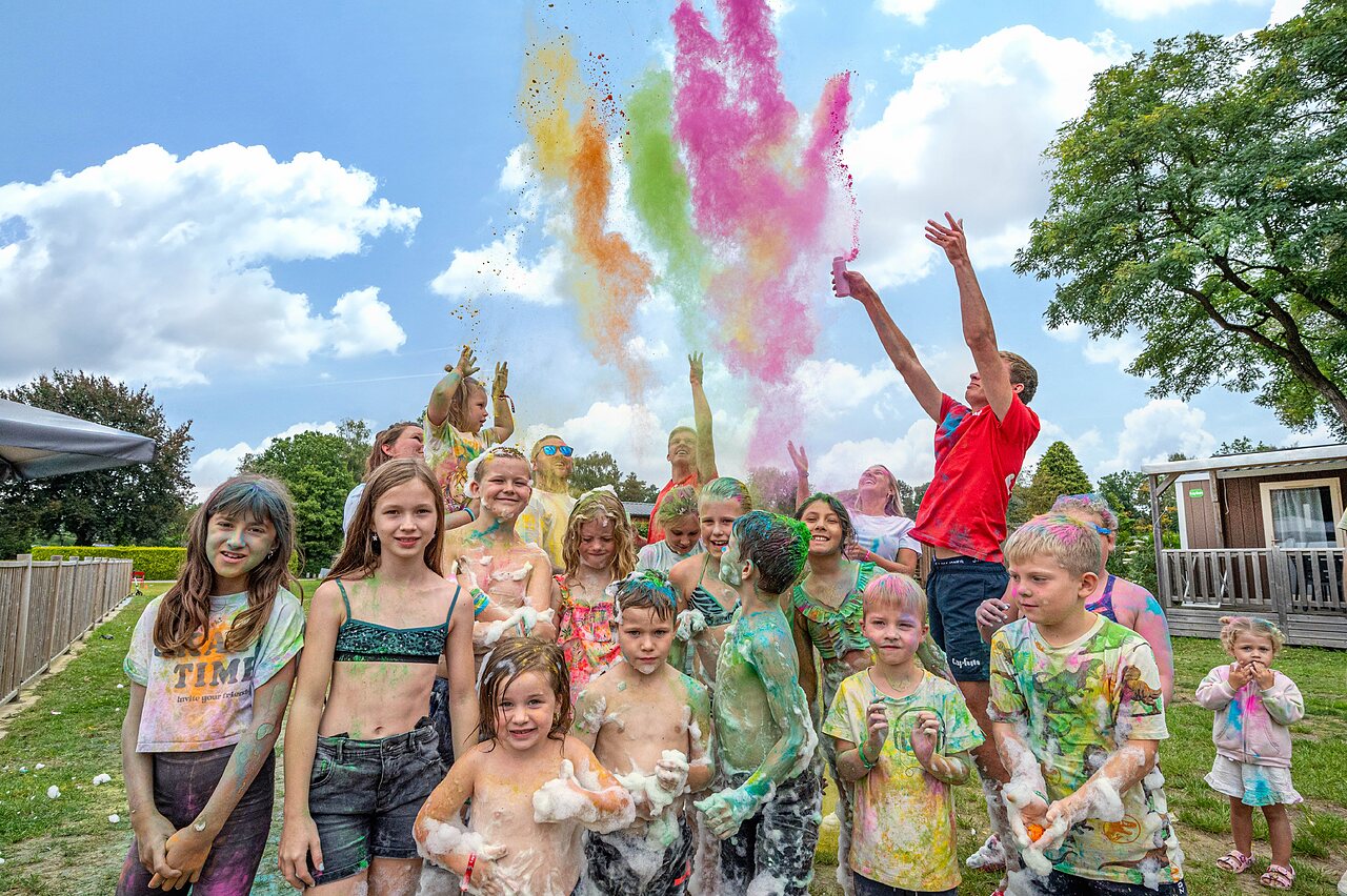 F�te mousse et poudre color�e pour enfants au camping CAPFUN Zeumersehof � Voorthuizen.