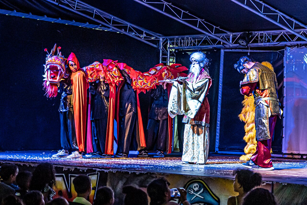Spectacle de danse du dragon et personnages costum�s au camping CAPFUN Zeumersehof � Voorthuizen.