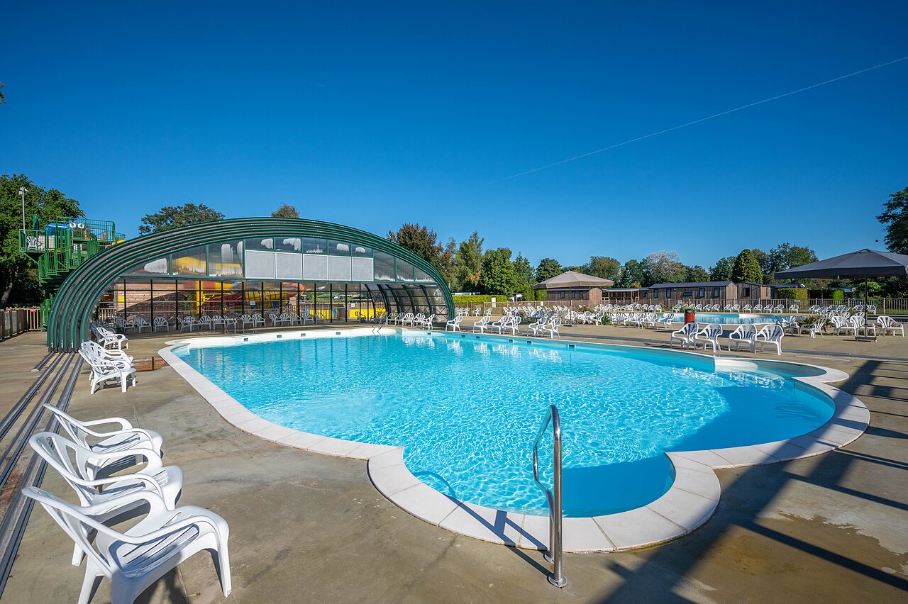 Grande piscine ext�rieure et toboggans aquatiques au camping CAPFUN Zeumersehof � Voorthuizen.