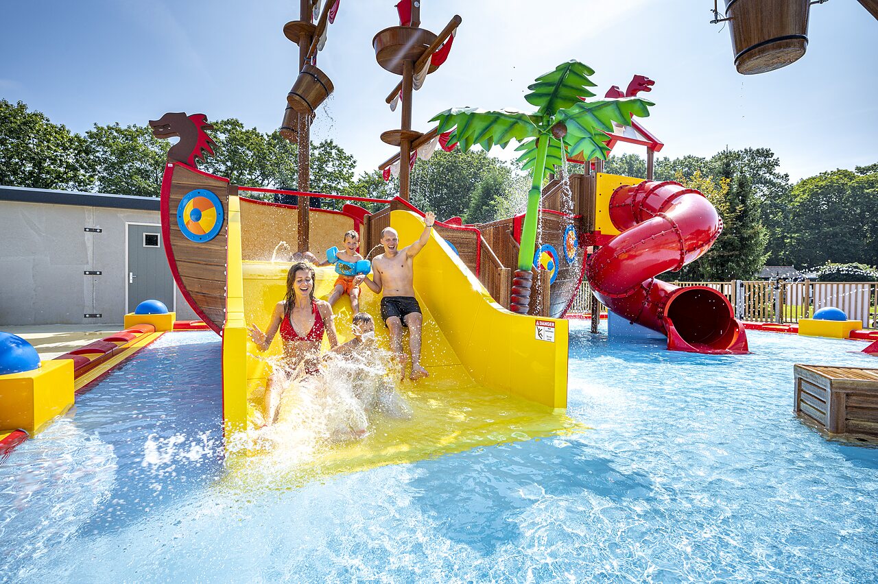 Toboggans aquatiques et bateau pirate pour famille au camping CAPFUN Zeumersehof � Voorthuizen.
